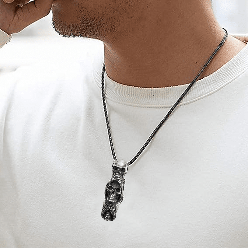 Ne parlez aucun mal, n'entendez aucun mal, ne voyez aucun collier de crânes maléfiques pour les hommes